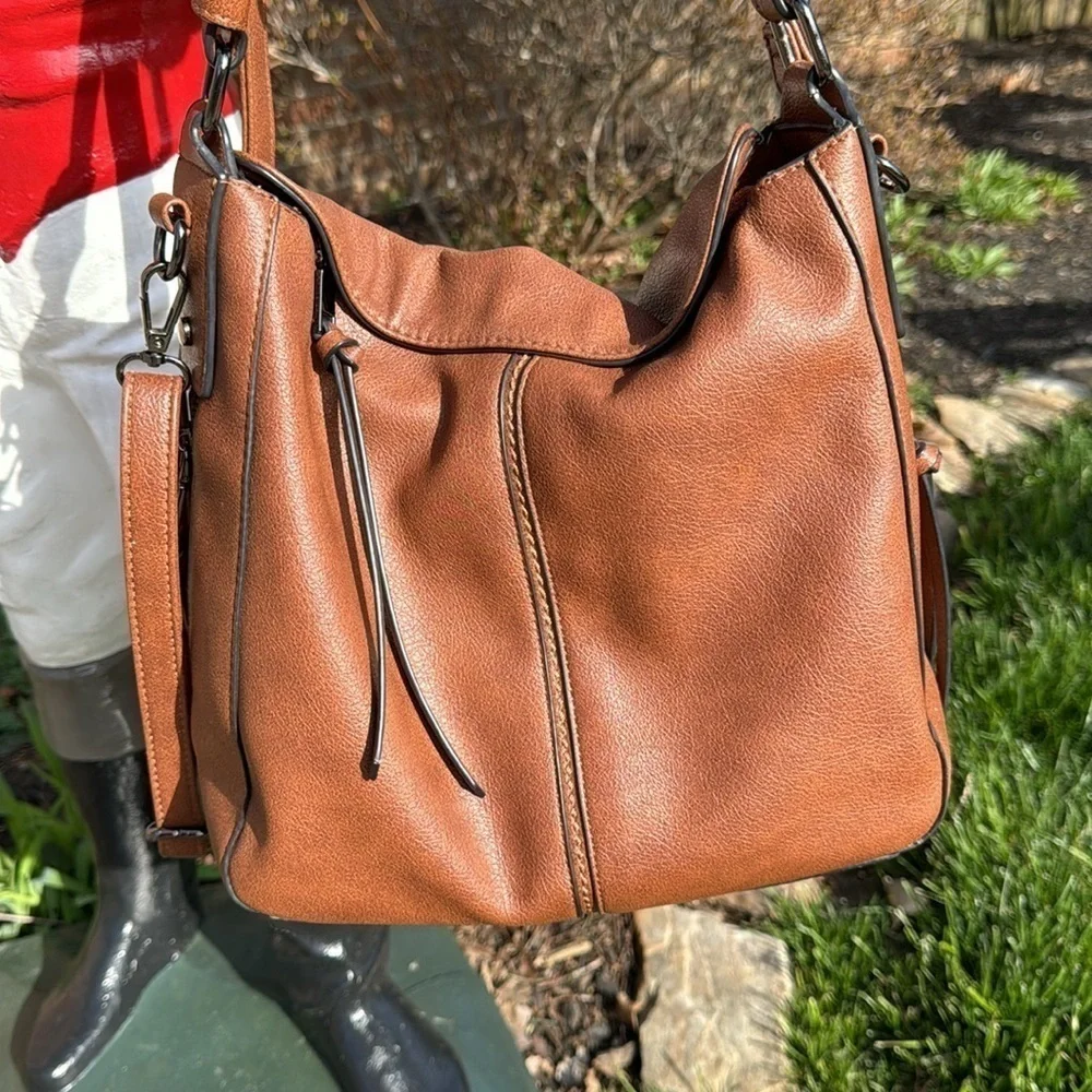 REALER~WOMENS~BROWN~SOFT FAUX LEATHER~SHOULDER BAG~LOTS OF POCKETS~PRE-OWNED~BR